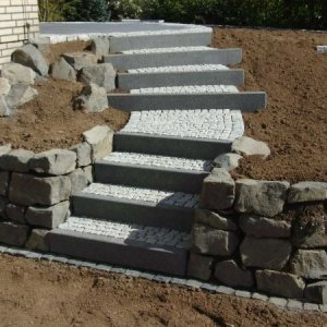 Treppe aus Basalt-Stelen, ausgepflastert mit  Mosaikpflaster Granit